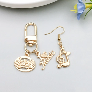 Détails macro de breloques musicales et guitare en or KC pour bijoux DIY