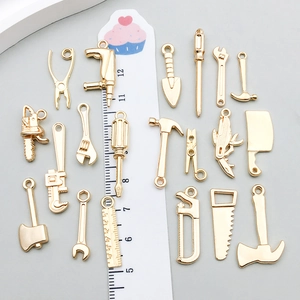 Goldfarbene Mini-Werkzeug-Anhänger aus Legierung wie Hammer und Säge für DIY-Schmuck