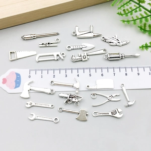 Lot de breloques outils argentés anciens avec clé et scie pour création de bijoux