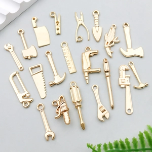 Detailliertes Set aus 17 hellgoldenen Werkzeuganhängern für DIY-Schmuck und Bastelarbeiten
