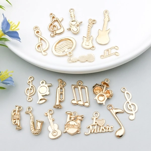 Collection de pendentifs musicaux dorés avec guitare, violon et notes de musique