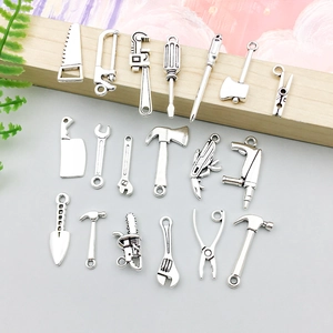 Lot de 18 breloques d'outils miniatures en alliage argenté pour bijoux et colliers