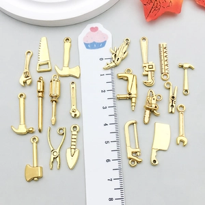 Colgantes de aleación de oro antiguo con forma de martillo y sierra para joyas DIY