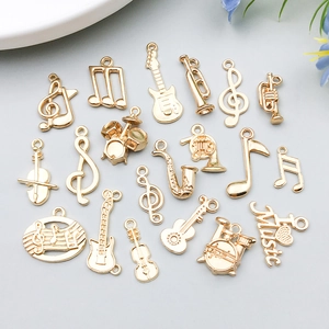 Détails des pendentifs instruments de musique en alliage doré avec guitares et notes