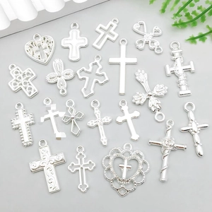 Set di 18 ciondoli a croce in lega d'argento e charms a cuore per creazione di gioielli fai da te