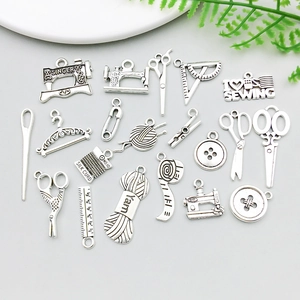 Close-up van vintage zilveren naaihangers voor het maken van DIY sieraden en decor