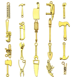 Set de dijes de herramientas en oro antiguo con llave martillo y sierra para joyas DIY
