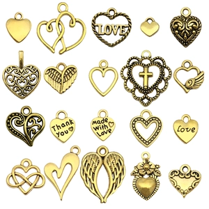 Collection de breloques cœur en or antique avec gravures pour la création de bijoux