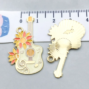 Détails macro d'un pendentif guitare en émail tournesol avec dos texturé doré