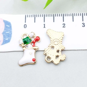Détail du pendentif botte de Noël montrant la largeur de 1,5 cm et le dos texturé doré