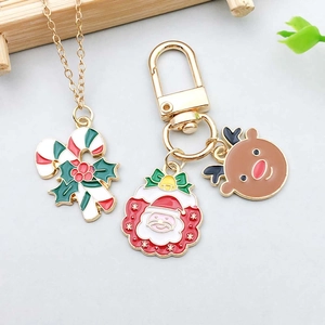 Détail des breloques de Noël émaillées avec Père Noël, sucre d'orge et renne