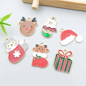 Détails de breloques de Noël émaillées avec renne, chaussette et boîte cadeau