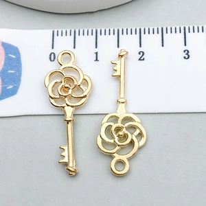 Macro-opname van gouden sleutelhangers met roosontwerp en 31mm afmeting