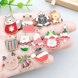 Mélange de breloques de Noël en émail coloré pour bijoux DIY dans la main
