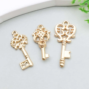 Detail van drie gouden hartvormige sleutelhangers voor doe-het-zelf sieraden