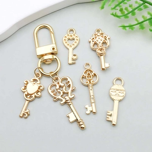 Detailweergave van vergulde hartsleutelhangers en karabijnsluiting voor DIY sieraden
