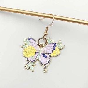 Detailansicht Emaille-Ohrring mit Schmetterling und gelben Rosen auf Goldbasis