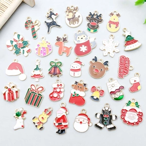 Vue à plat de breloques de Noël colorées en alliage avec Père Noël, renne et cloches
