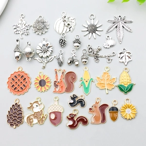 Pendentifs Action de Grâce en Alliage à l'Huile de Goutte Écureuil Citrouille Pomme de Pin Feuille d'Érable Breloques en Émail pour la Fabrication de Colliers et Bracelets DIY Accessoires de Bijoux