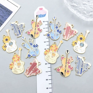 Pendentifs instruments de musique en émail coloré avec détails floraux délicats