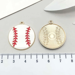 Dettaglio ciondolo baseball con cuciture rosse ed il retro dorato con motivo a raggiera