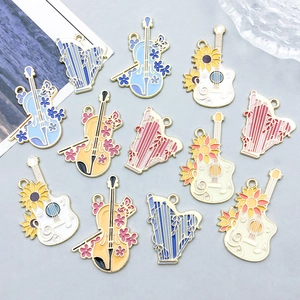 Détails des pendentifs d'instruments de musique en émail coloré pour bijoux DIY