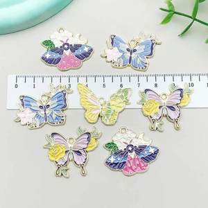 Set mit 7 bunten Emaille-Schmetterlingsanhängern mit Blumenmustern und Linealskala