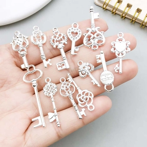 Lot de 10 pendentifs clés cœur et couronne argentés pour colliers et bijoux DIY