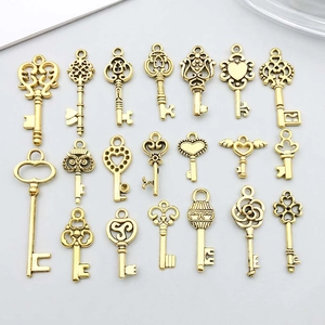 Vintage Antique Gold Alloy Hollow Heart Key Pendants For DIY Bracelet Necklace Making Retro Jewelry Charms Decorative Accessories