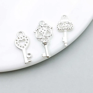 Détail de pendentifs clés cœur et couronne en alliage argenté pour la création de bijoux