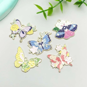 Set mit 5 bunten Emaille-Schmetterlingsanhängern mit Metallösen für DIY-Schmuckherstellung