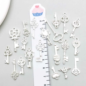 Pendentifs clé et cœur en argent pour bijoux DIY avec règle pour échelle de taille