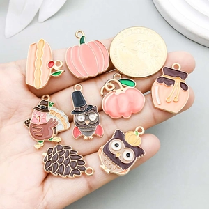 Emaillierte Thanksgiving-Anhänger mit Kürbis und Truthahn für DIY-Schmuck