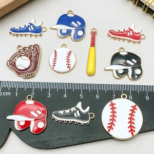Set di ciondoli smaltati a tema baseball con caschi e guanti per gioielli fai-da-te