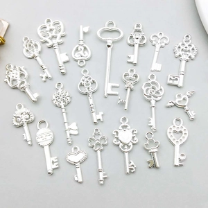 Macro de 18 pendentifs clés en cœur évidé en alliage argenté pour la création de bijoux