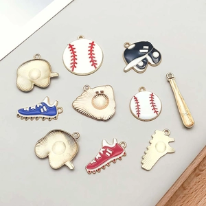 Dettaglio di ciondoli da baseball in lega colorata con guanti e mazze per gioielli fai da te