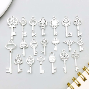 Vintage Pendentif en Forme de Clé Cœur Ajouré en Alliage de Zinc Argent Brillant Accessoires de Fabrication de Bijoux DIY pour Collier Bracelet