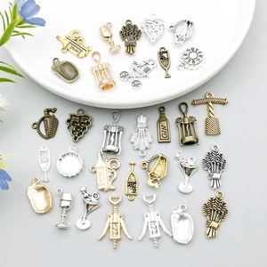 Detailansicht von Wein-Anhängern aus Legierung für DIY-Schmuck mit Gläsern und Flaschen