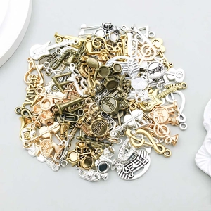 Détail de breloques d'instruments de musique en alliage pour la création de bijoux DIY