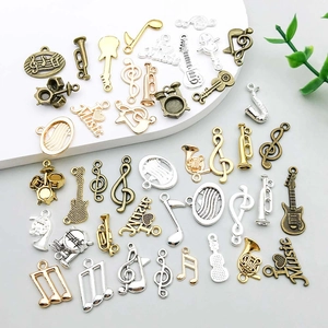 Gros plan détaillé de breloques d'instruments de musique en alliage pour création de bijoux