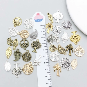 Sortierte Baum- und Blattanhänger aus Legierung in Gold und Silber mit Maßstab