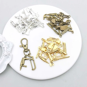 Collection de breloques d'outils en alliage de zinc en finitions or, argent et bronze