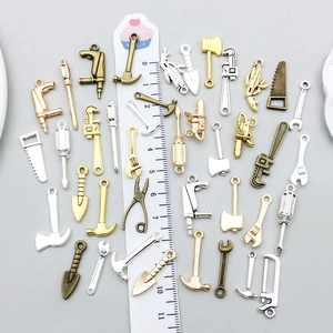 Détails de divers pendentifs en alliage en forme d'outils avec finitions métalliques