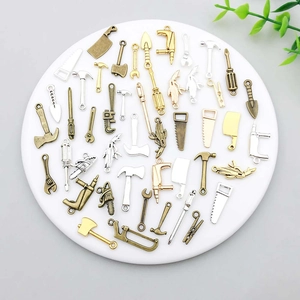 Détails de breloques en alliage en forme d'outils miniatures pour la création de bijoux DIY