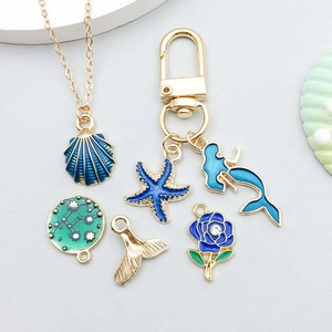 Détails de breloques dorées sur le thème marin avec émail bleu et étoiles de mer