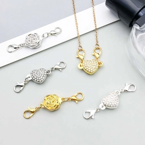 Dettaglio di fermagli magnetici a cuore con strass e rosa per gioielli fai da te
