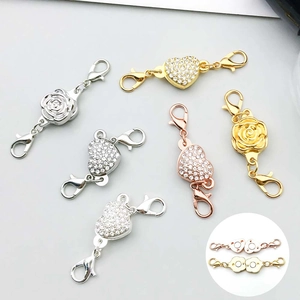 Dettaglio di chiusure magnetiche a rosa e cuore per connettori di collane e bracciali
