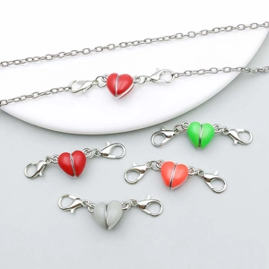 Dettaglio di chiusure magnetiche a forma di cuore per gioielli in vari colori vivaci