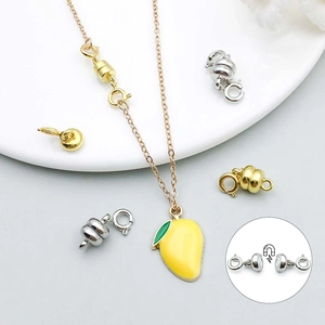 Dettaglio di chiusure magnetiche in oro e argento per bracciali e collane
