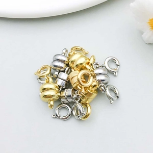 Chiusure magnetiche oro e argento per collane e bracciali fai-da-te, vista ravvicinata